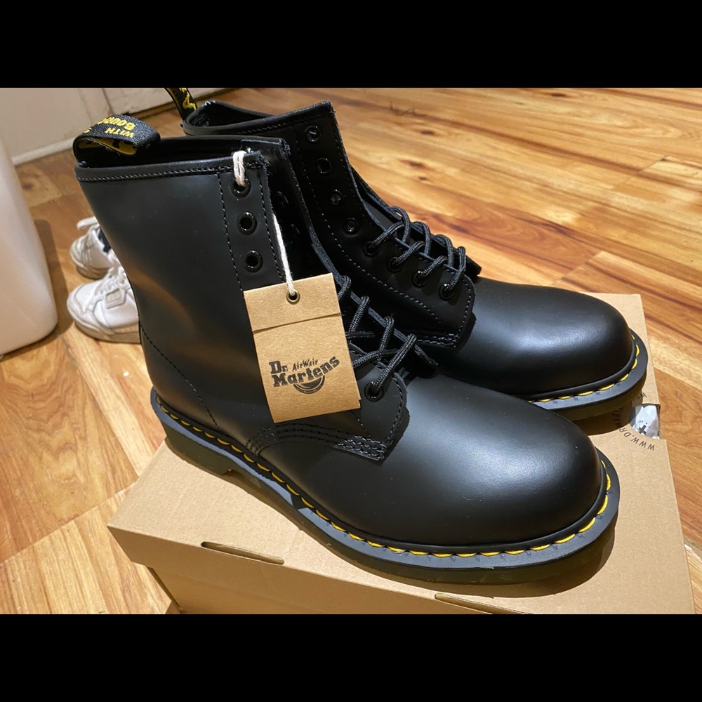 Brand New Dr. Martens 1460 smooth leather lace up boots